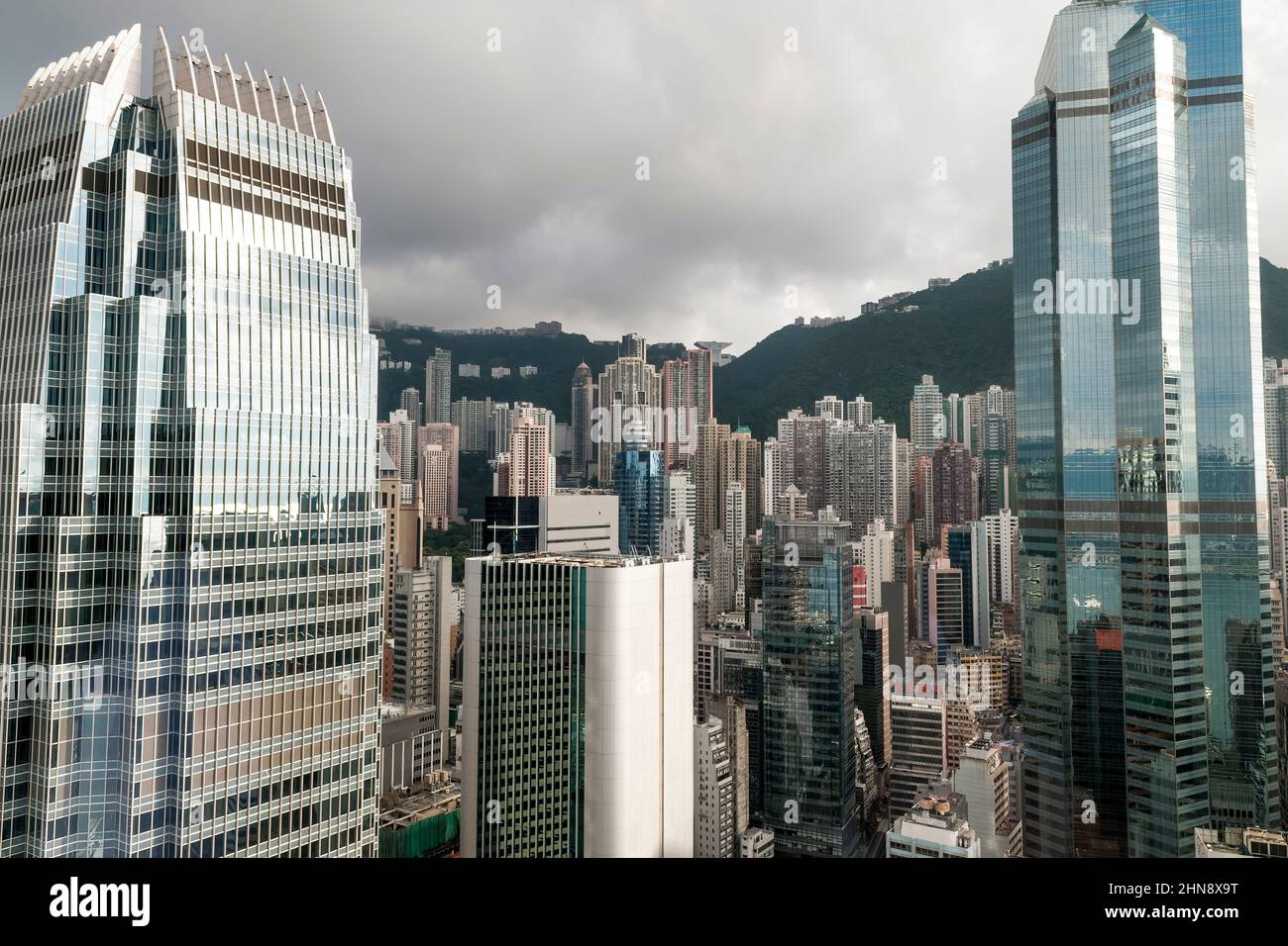 L'alto livello di Central e Mid-level incorniciato da 1ifc e il Centro, Hong Kong Island Foto Stock