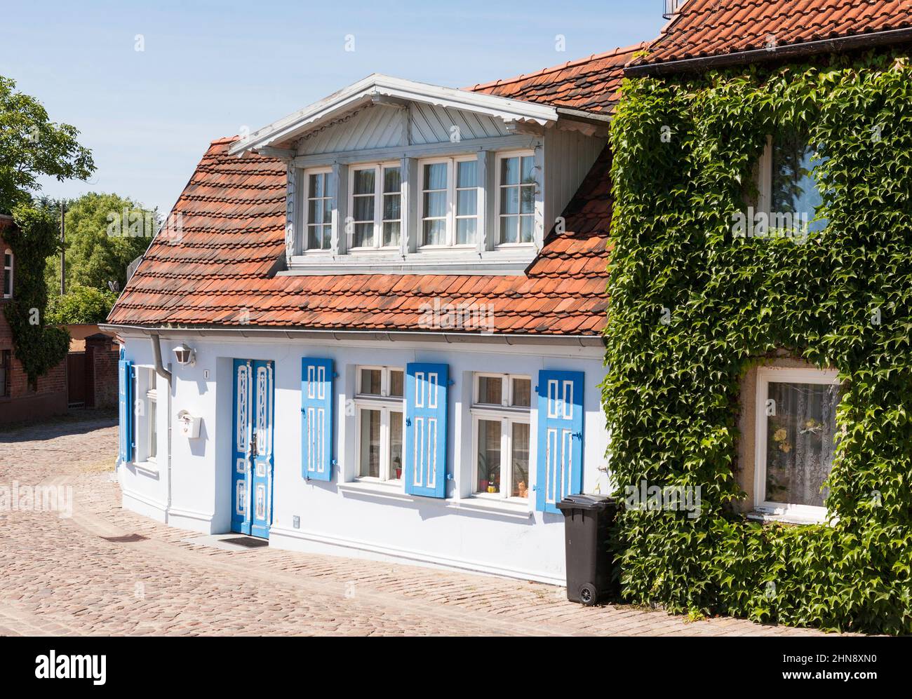 Un cottage tradizionale dipinto con colori vivaci a Wittenberg, Sassonia-Anhalt, Germania, Europa Foto Stock