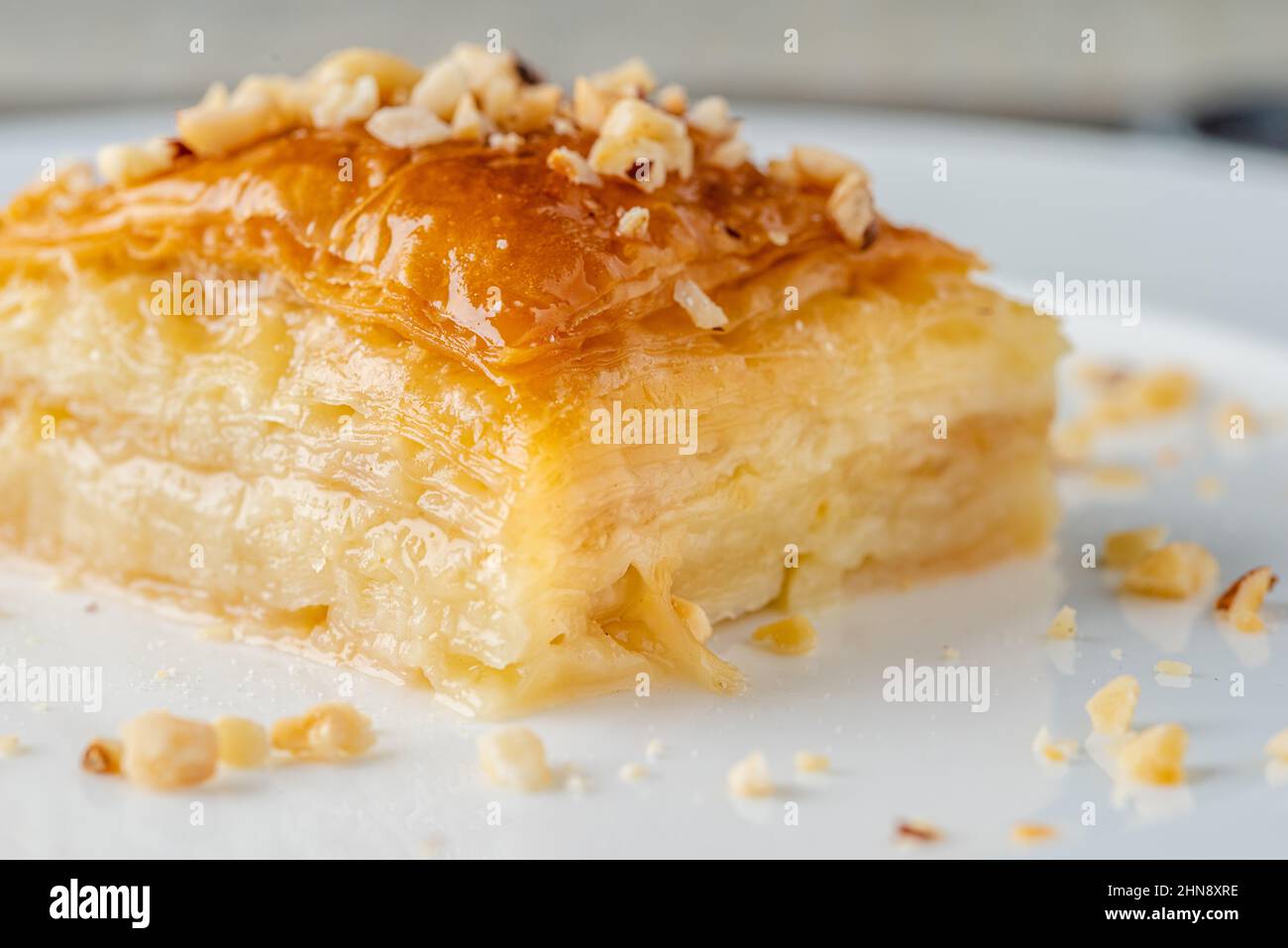 Baklava turca con nocciole su un piatto di porcellana bianca Foto Stock
