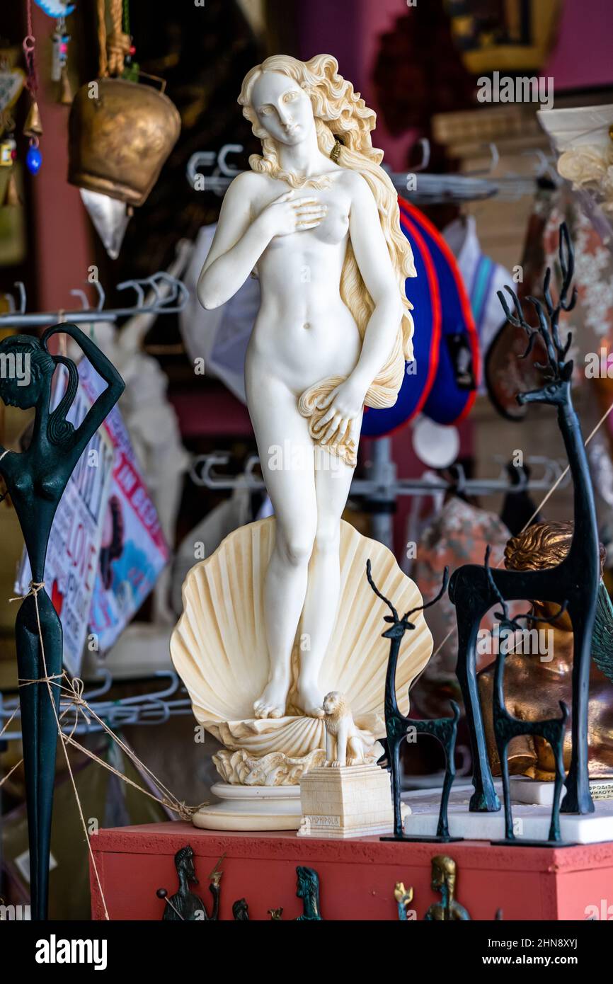 25 ottobre 2021, Neos Marmaras, Grecia: Una statuetta di Afrodite la dea dell'amore in un negozio di souvenir turistico Foto Stock