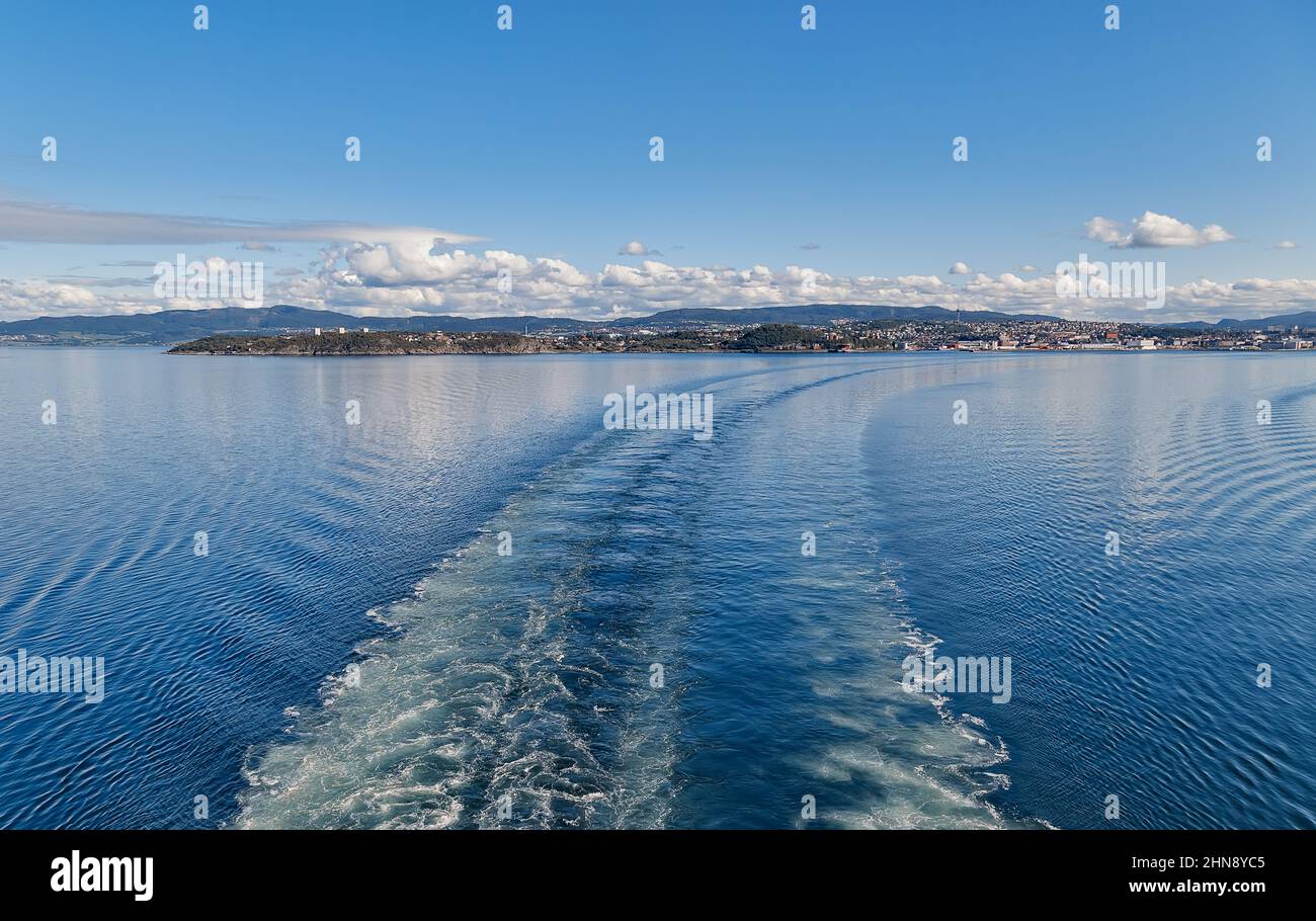 scia della nave o sentiero sulla superficie dell'oceano Foto Stock