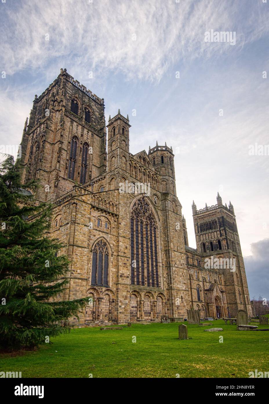 Una vista in formato ritratto della storica cattedrale di Durham Foto Stock