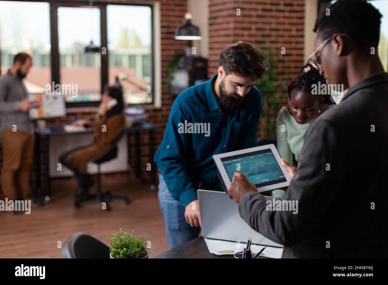 Dirigenti multirazziali che analizzano il fatturato aziendale lavorando alla strategia di marketing discutendo la collaborazione aziendale in startup Office. Diverse idee di brainstorming per il progetto Foto Stock