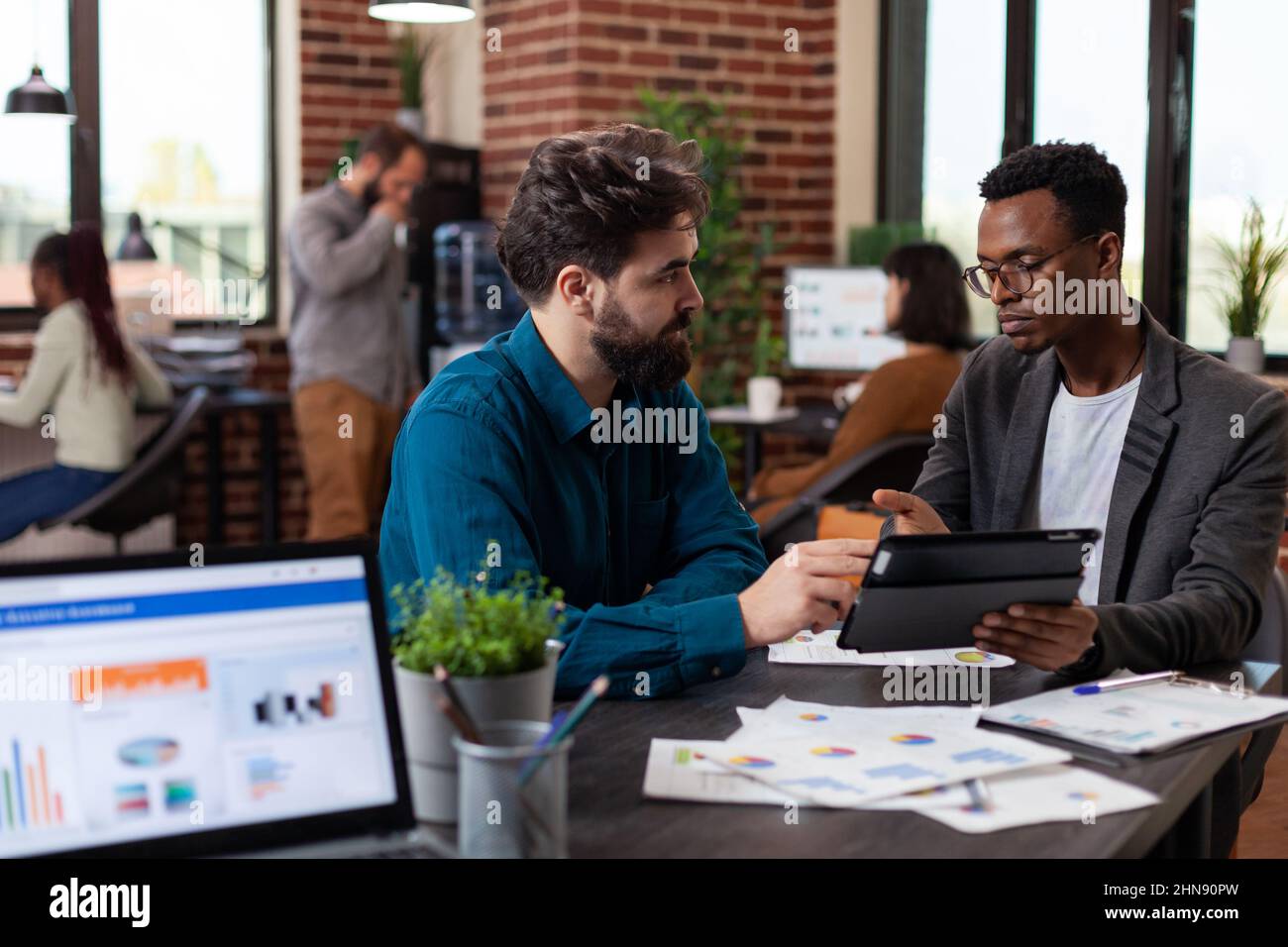 Multirazziale team pianificazione collaborazione aziendale analisi strategia di marketing lavorando al progetto finanziario in startup Office. Diversi uomini d'affari brainstorming idee pianificazione collaborazione Foto Stock