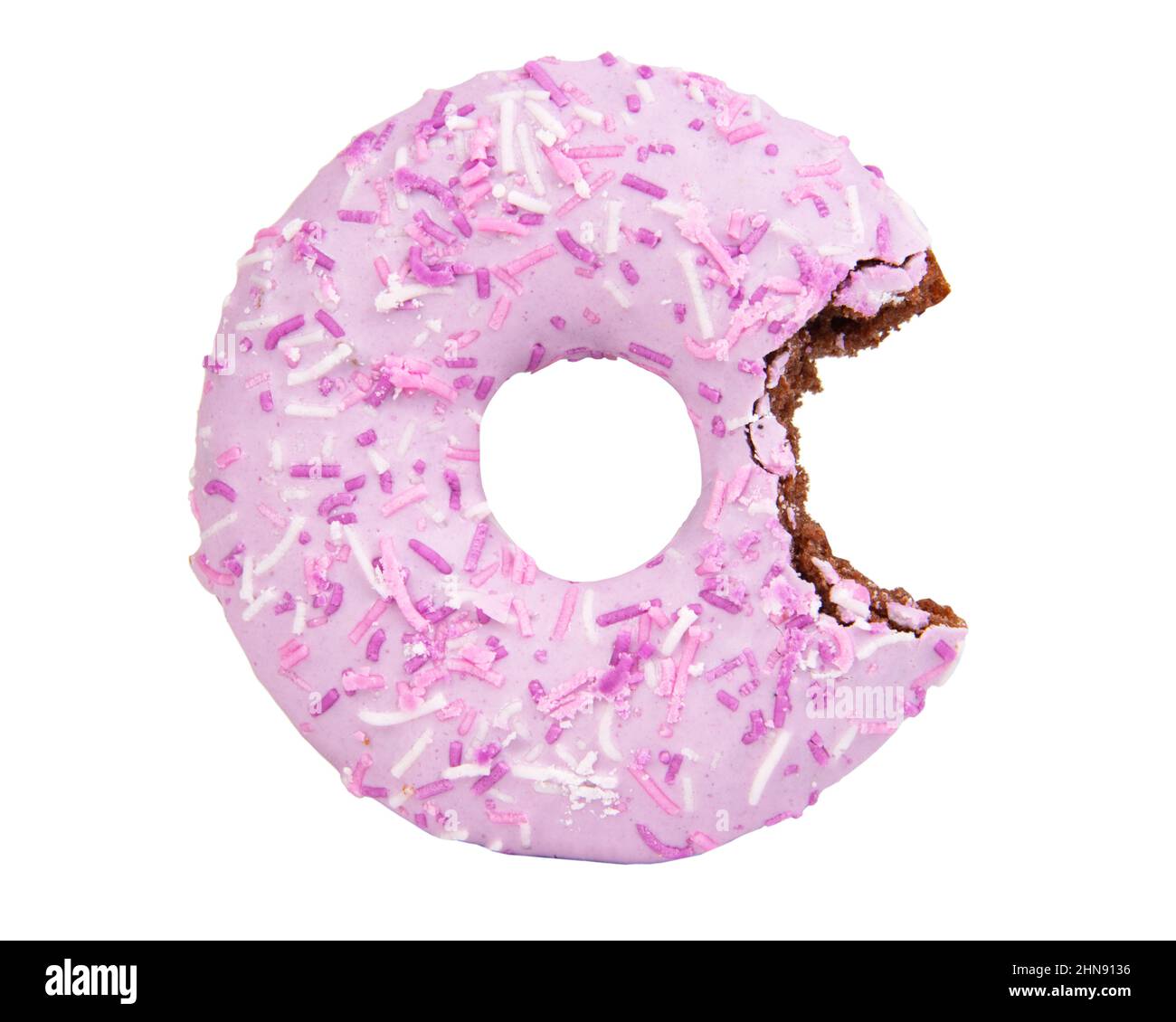 Ciambella rosa con vetro viola mangiata decorata isolato su sfondo bianco Foto Stock