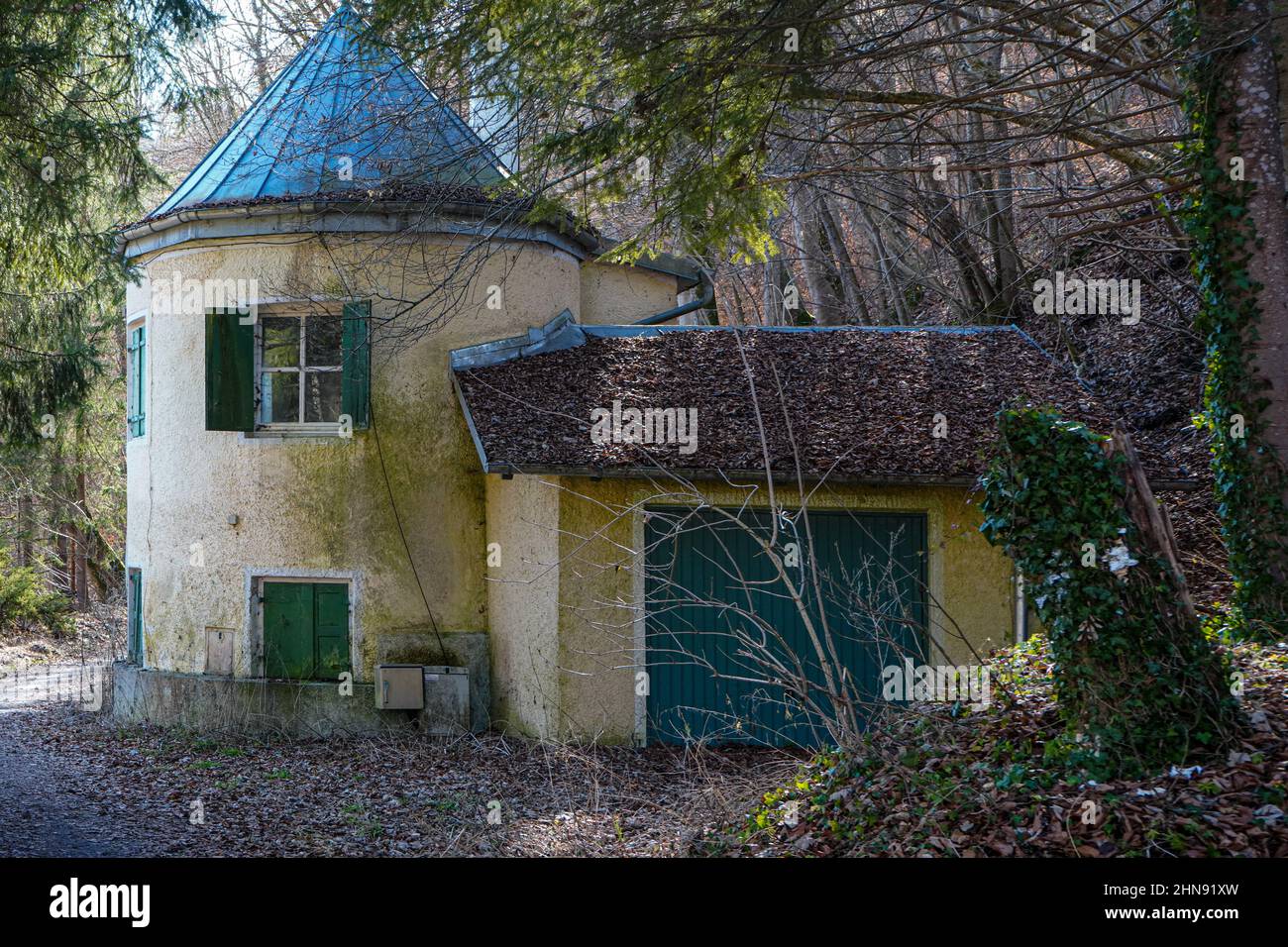 Haus zum Kapeller a Mühlthal, in alta Baviera, è stato costruito nel 1736. L'edificio circolare a due piani era una residenza di eremita e un rifugio reale cacciatore Foto Stock