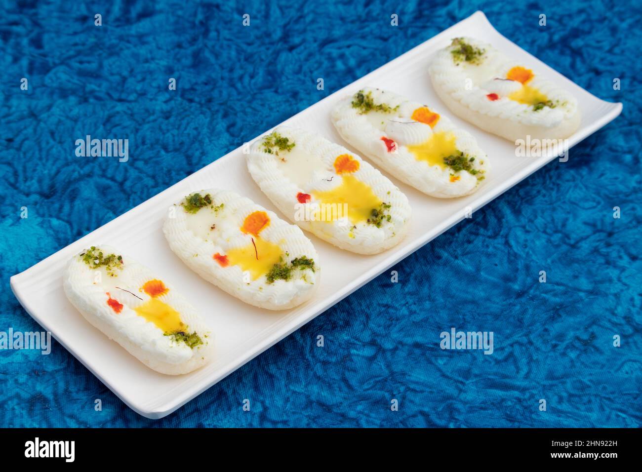 Mithai Cham indiano anche chiamato Rasgulla Chomchom o Rosogolla Chamcham è fatto di latte, Mawa, Khoya, pista, Kesar, Khova, Paneer, Chenna, Chhena, Foto Stock