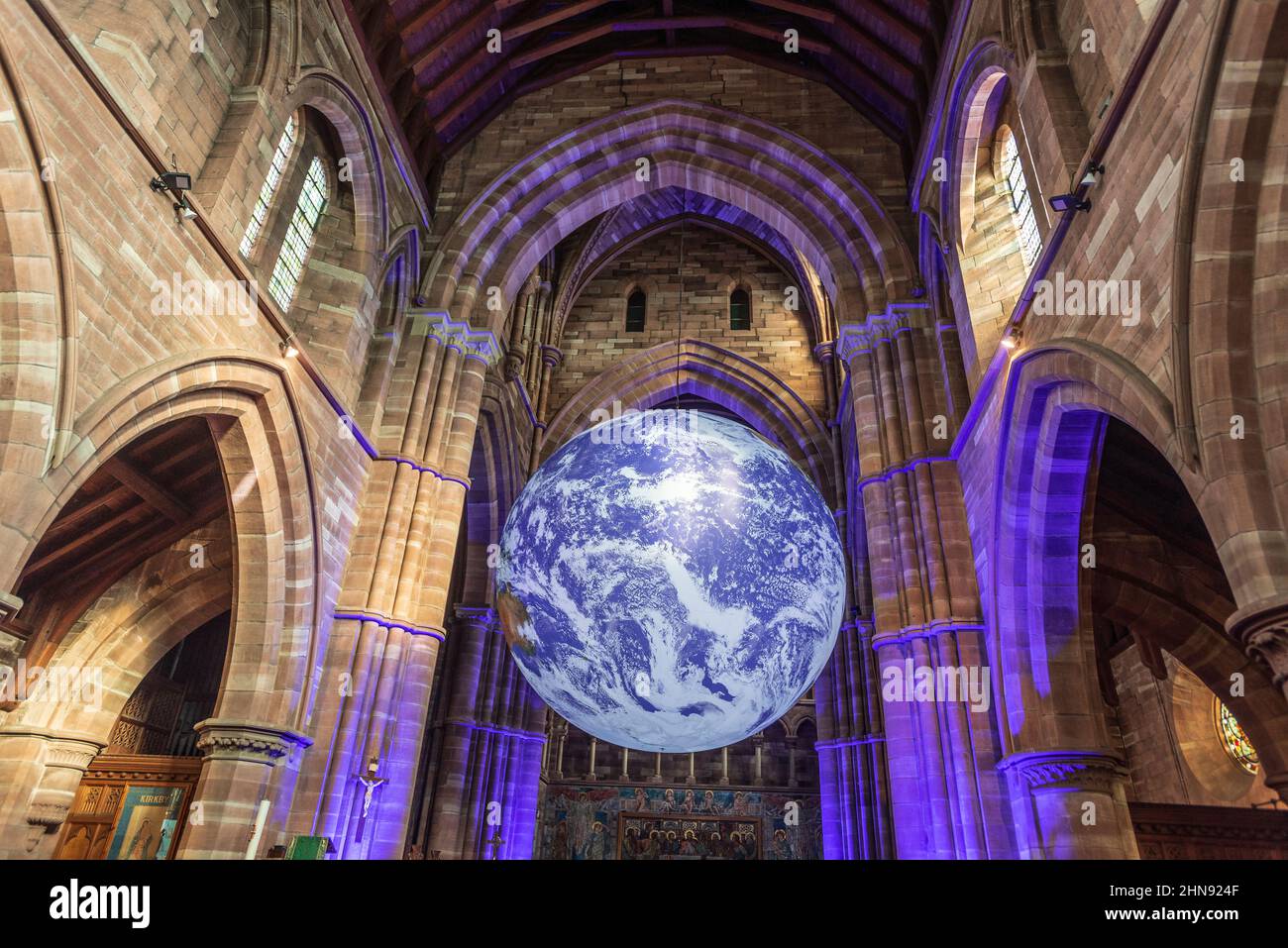 Mostra Gaia del pianeta terra alla chiesa di San Ciad a Kirkby, Inghilterra nord-occidentale nel suo tour del mondo. L'enorme installazione d'arte 'Gaia', di artis Foto Stock