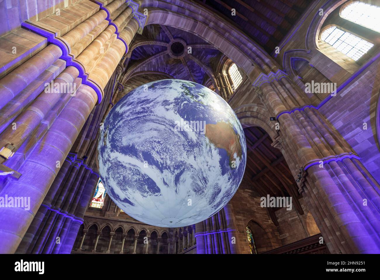 Mostra Gaia del pianeta terra alla chiesa di San Ciad a Kirkby, Inghilterra nord-occidentale nel suo tour del mondo. L'enorme installazione d'arte 'Gaia', di artis Foto Stock