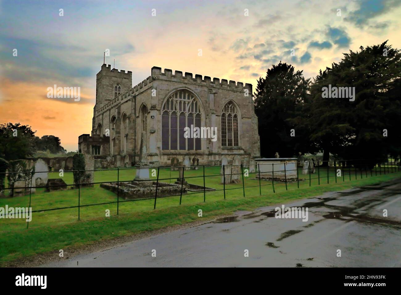 Tramonto a St Lawrence Church, Willington, Bedfordshire, Regno Unito Foto Stock