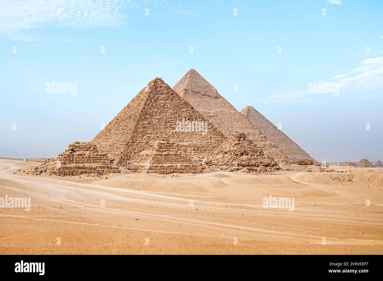 Piramidi di Giza al Cairo, Egitto. Vista generale delle piramidi dall'Altopiano di Giza tre e piramidi satellite sul lato anteriore. Poi in ordine Piramide di Menkaur Foto Stock