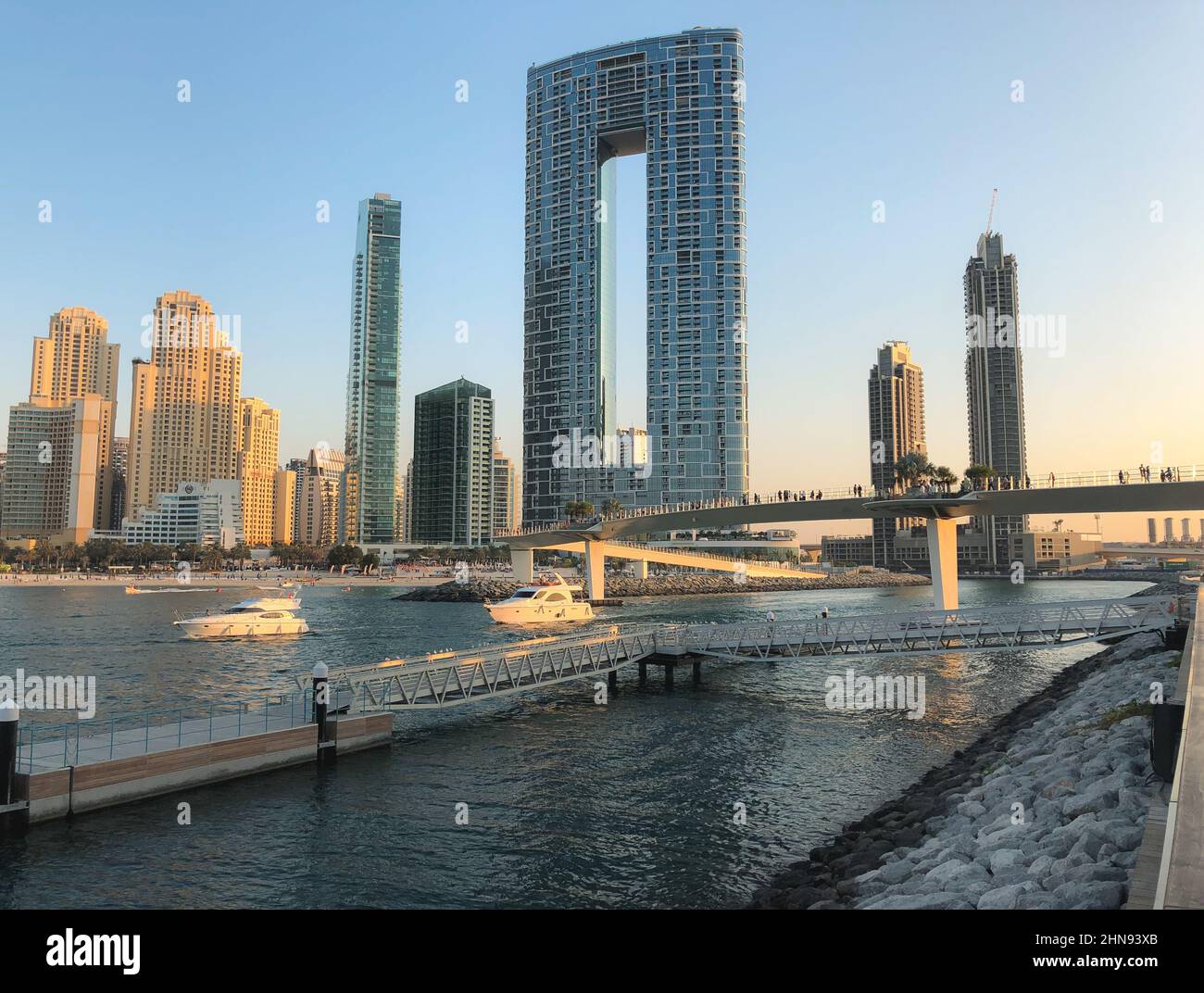 Dubai, Emirati Arabi Uniti - 2nd Gennaio, 2021 : iconiche meraviglie architettoniche sul lungomare proprio di fronte all'isola artificiale di Bluewaters. Foto Stock