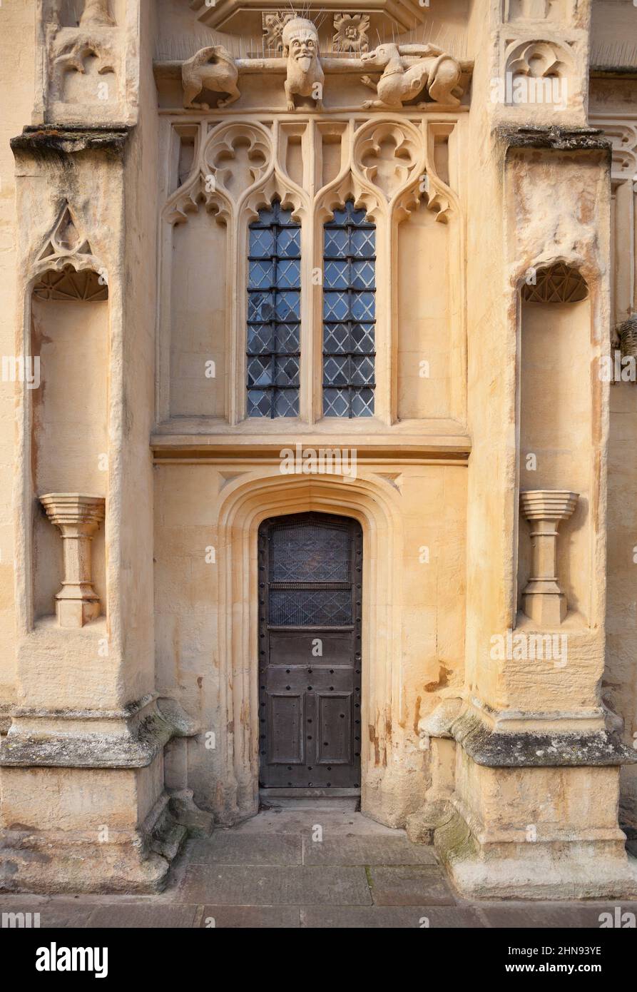 San Giovanni Battista, chiesa parrocchiale, Cirencester, Cotswolds, dettaglio architettonico esterno, porta medievale Foto Stock