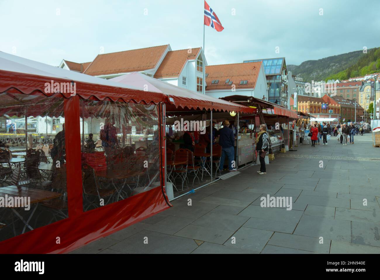 Bergen, Norvegia - 24th maggio 2017 : turisti al famoso mercato del pesce di Bergen in Norvegia. Foto Stock
