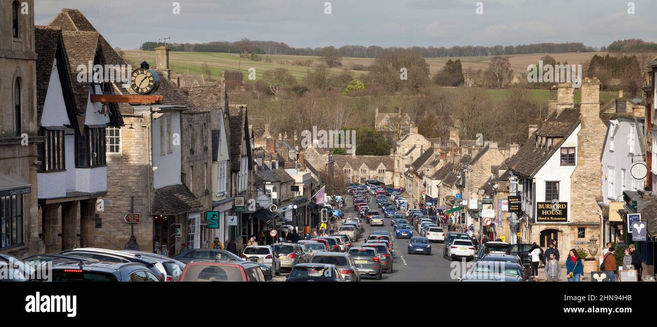 Burford, Cotswolds, strada principale che guarda a nord lungo High Street, traffico occupato Foto Stock