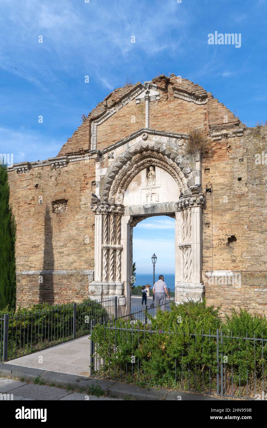 Via Adriatica, Città Vecchia, rovine dell'antica Chiesa di San Pietro, vasto, Abruzzo, Italia, Europa Foto Stock