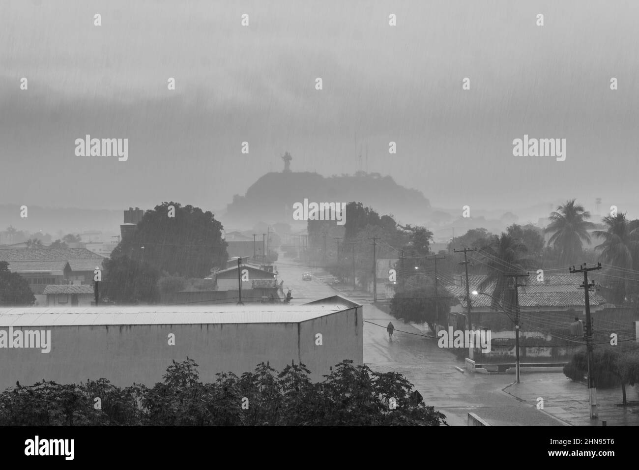 Oeiras, Brasile - Circa Febbraio 2021: Una giornata piovosa a Oeiras, morro do Leme sullo sfondo. Immagine in bianco e nero. Foto Stock