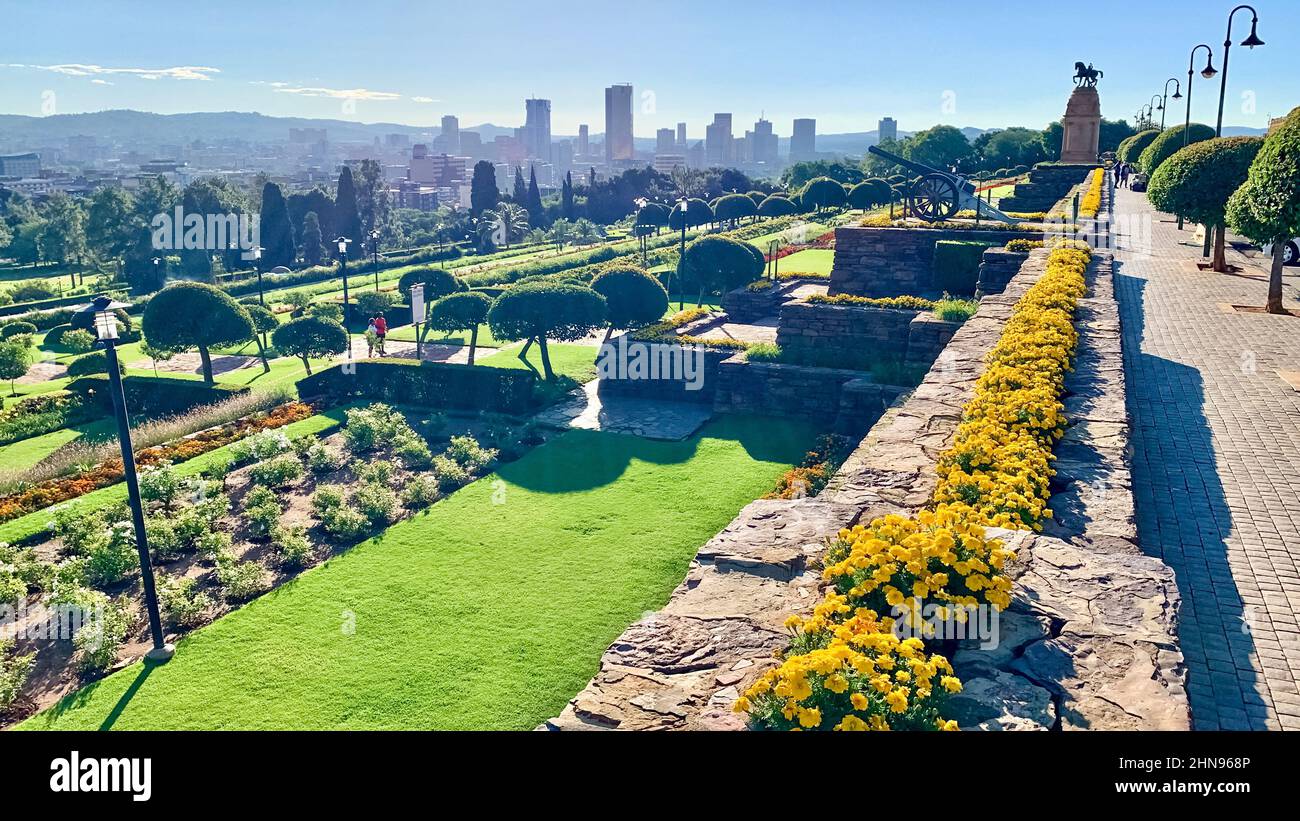 Pretoria, Sudafrica, 14th dicembre - 2021: Giardini in edifici Union con vista verso il centro della città. Foto Stock