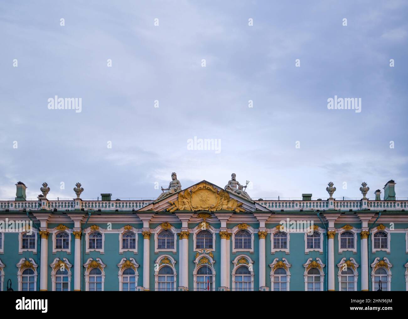 Finestre e statue che adornano il Palazzo d'Inverno dal lato del Dvortsovaya Embankment. Foto Stock