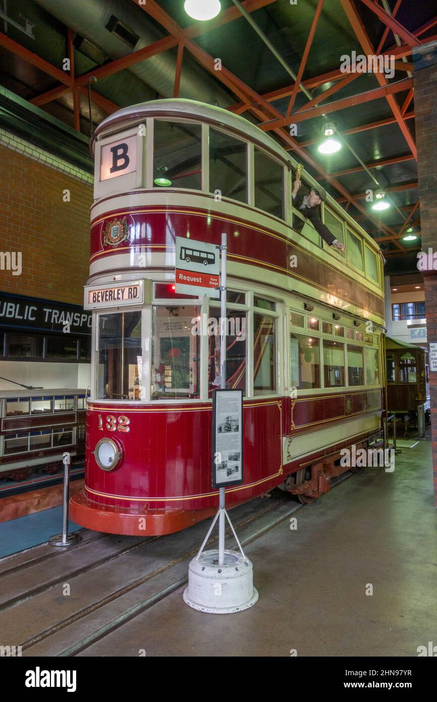 Tram 132 per Beverley Road, l'ultimo autobus a due piani Hull (c 1909/10) nel museo Streetlife, Kingston Upon Hull, East Riding of Yorkshire, Regno Unito. Foto Stock