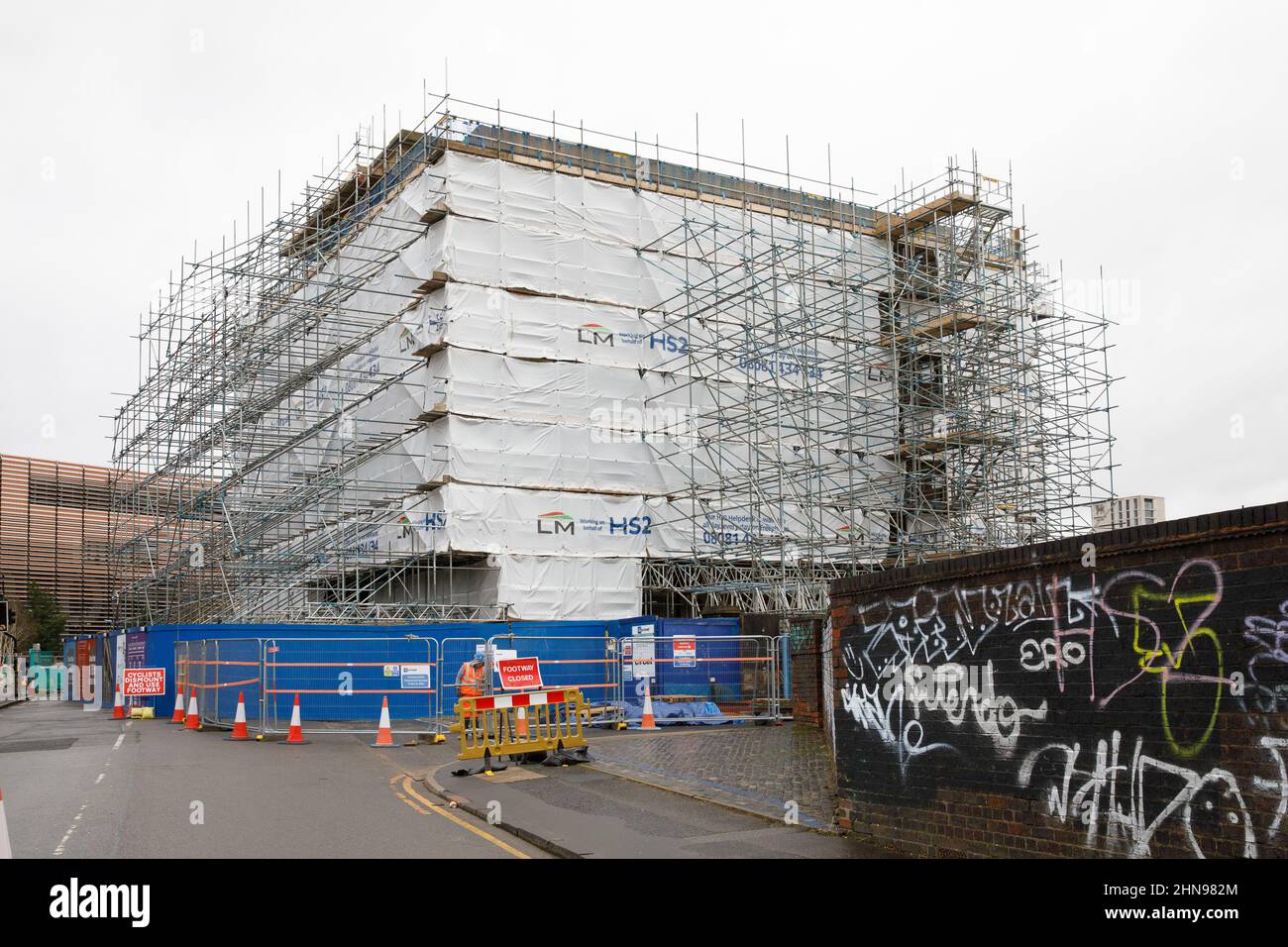 La stazione di Old Curzon Street di Birmingham, classificata dal grado 1, è circondata da impalcature mentre è in fase di restauro come parte del nuovo complesso di stazioni per il terminal di Birmingham HS2. Foto Stock