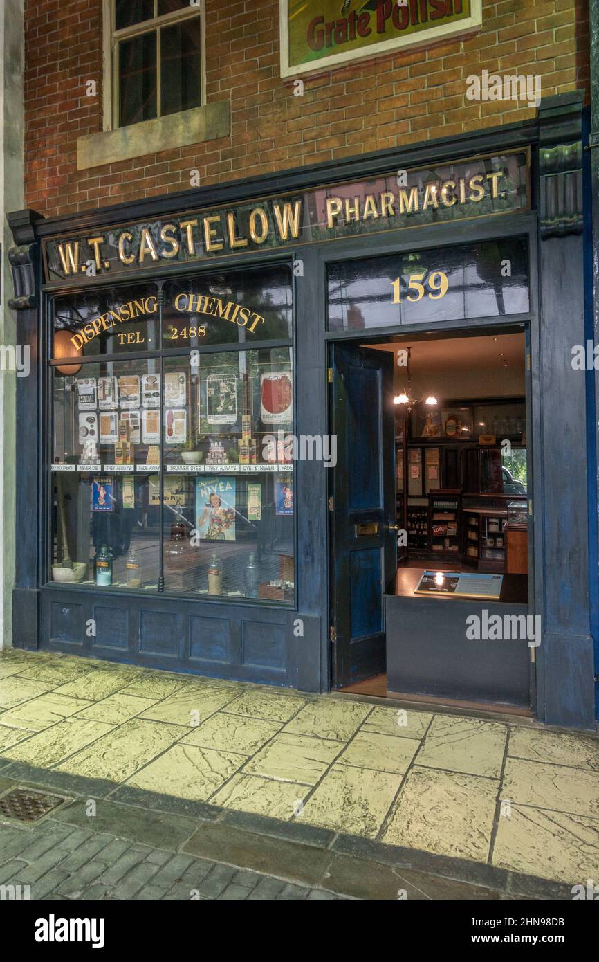 Ricreato 1950s farmacia nel museo Streetlife, quartiere dei musei, Kingston upon Hull, East Riding of Yorkshire, Regno Unito. Foto Stock