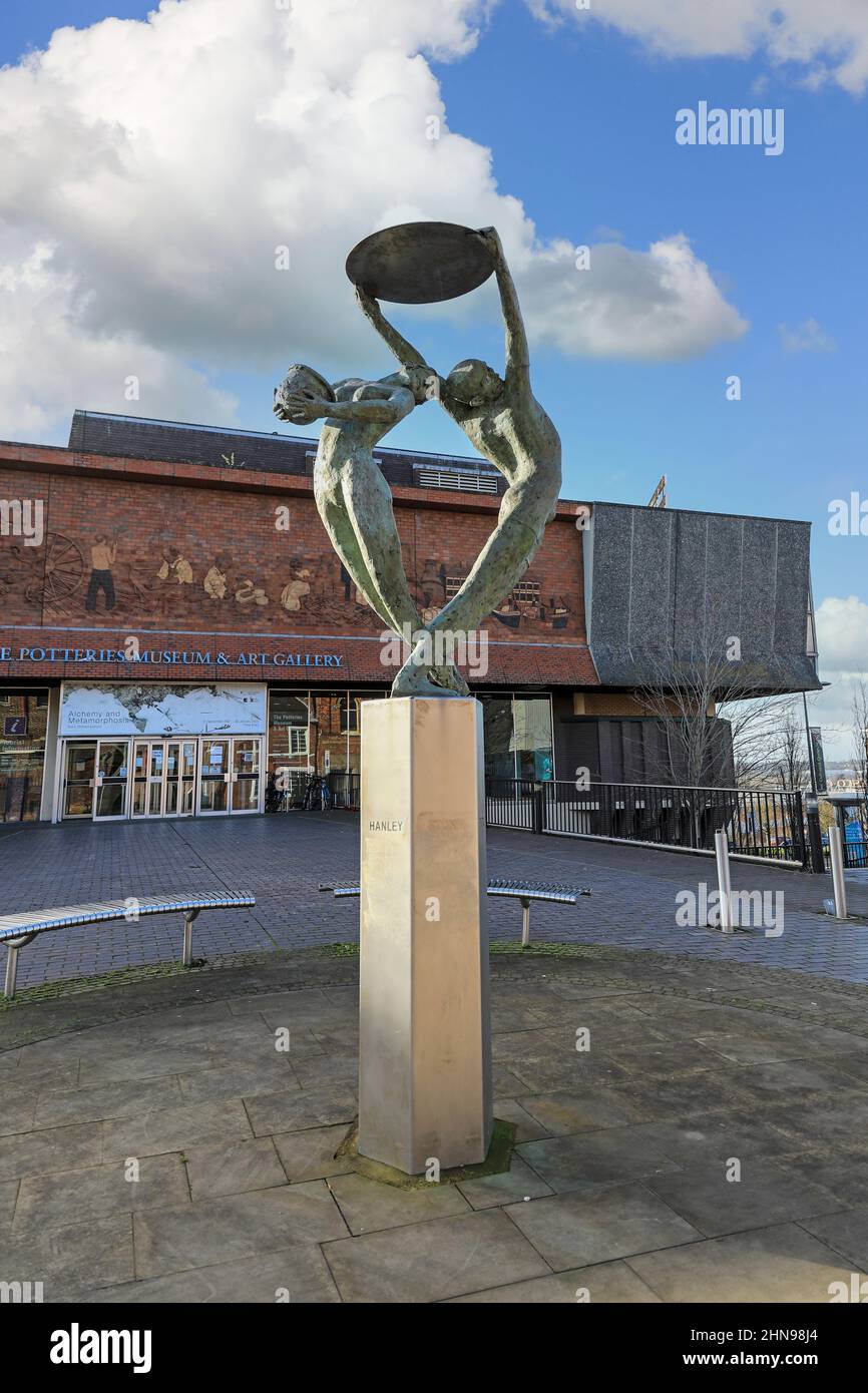 La statua della sorgente luminosa dello scultore David Annand, all'esterno del Potteries Museum and Art Gallery, Hanley, Stoke-on-Trent, Staffs, Inghilterra, REGNO UNITO Foto Stock