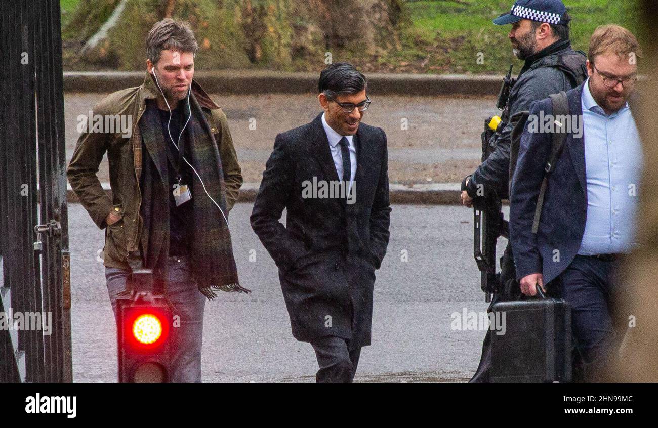 Londra, Inghilterra, Regno Unito. 15th Feb 2022. Il Cancelliere dello scacchiere RISHI SUNAK è visto arrivare a Downing Street con il suo consigliere speciale LIAM STAND-SMITH. (Credit Image: © Tayfun Salci/ZUMA Press Wire) Foto Stock