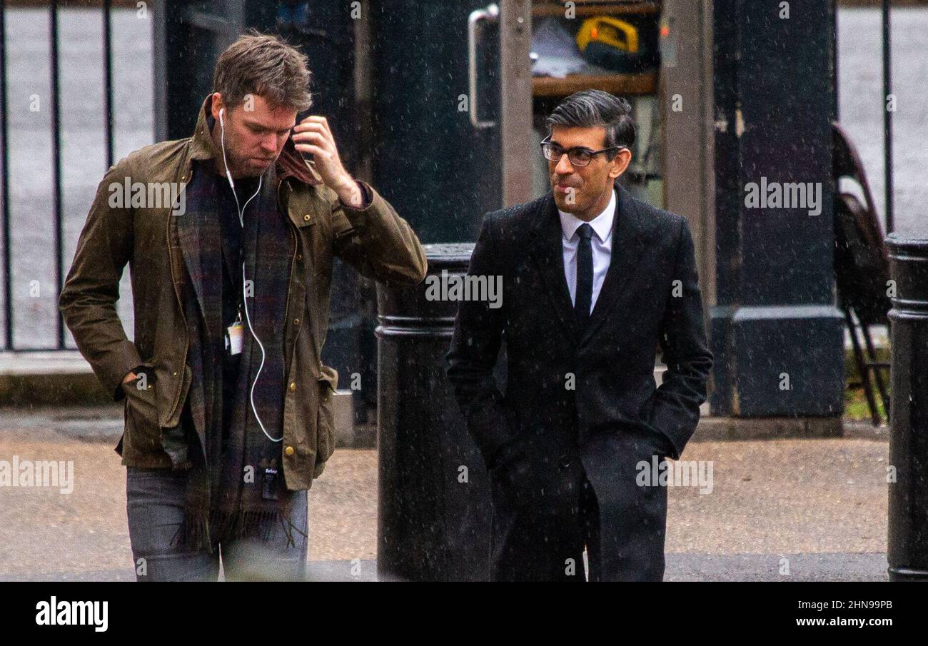 Londra, Inghilterra, Regno Unito. 15th Feb 2022. Il Cancelliere dello scacchiere RISHI SUNAK è visto arrivare a Downing Street con il suo consigliere speciale LIAM STAND-SMITH. (Credit Image: © Tayfun Salci/ZUMA Press Wire) Foto Stock