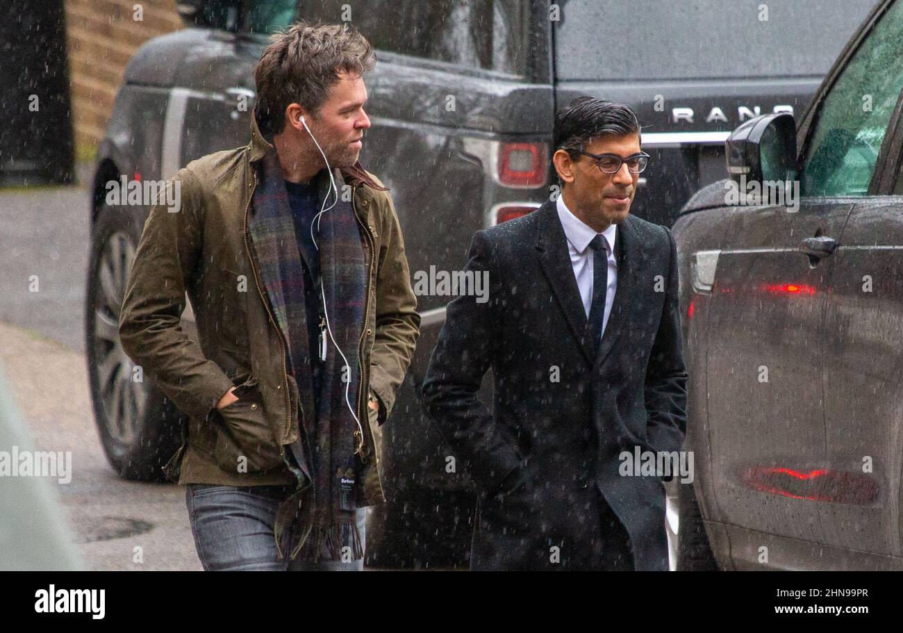 Londra, Inghilterra, Regno Unito. 15th Feb 2022. Il Cancelliere dello scacchiere RISHI SUNAK è visto arrivare a Downing Street con il suo consigliere speciale LIAM STAND-SMITH. (Credit Image: © Tayfun Salci/ZUMA Press Wire) Foto Stock