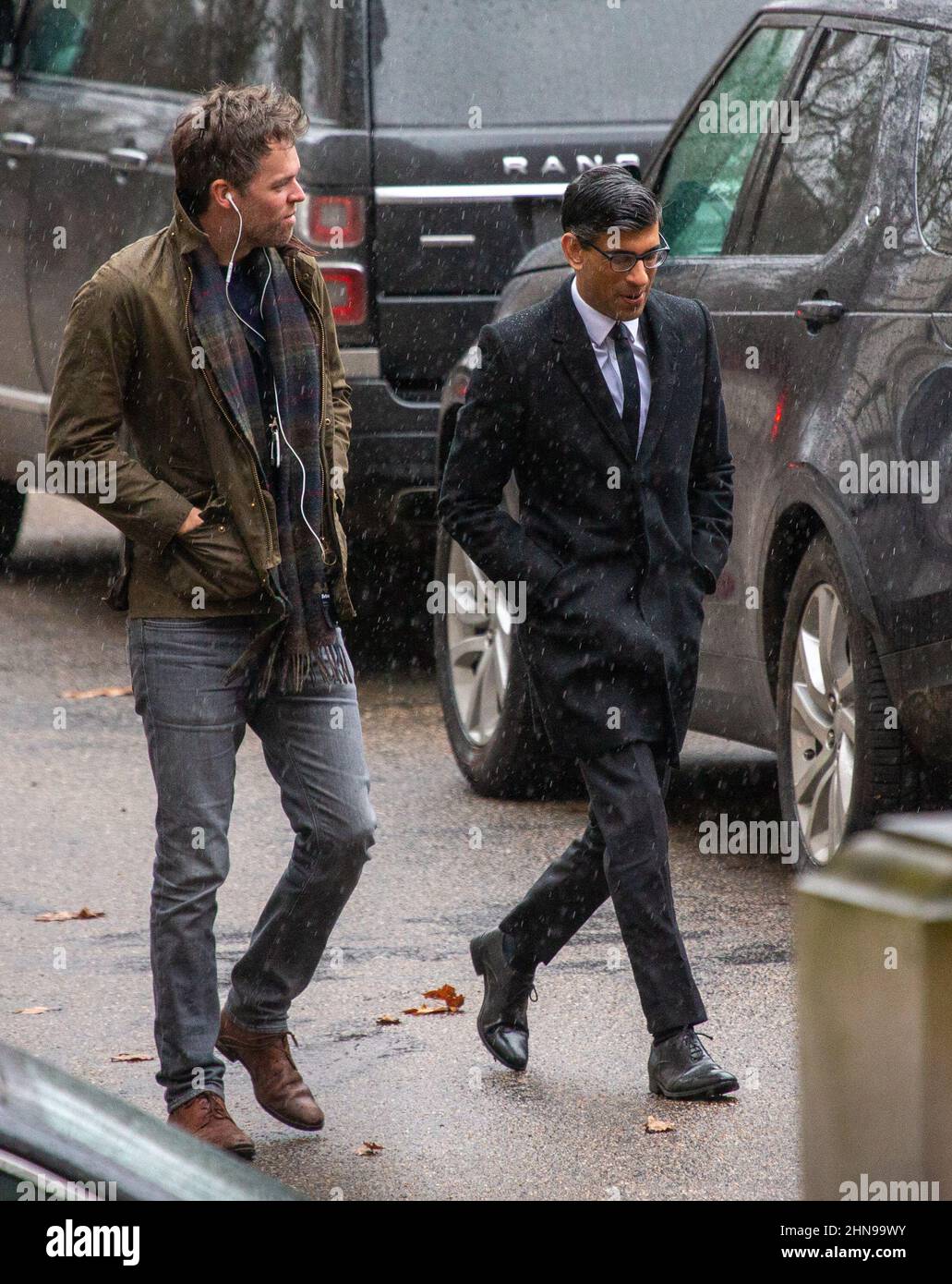 Londra, Inghilterra, Regno Unito. 15th Feb 2022. Il Cancelliere dello scacchiere RISHI SUNAK è visto arrivare a Downing Street con il suo consigliere speciale LIAM STAND-SMITH. (Credit Image: © Tayfun Salci/ZUMA Press Wire) Foto Stock