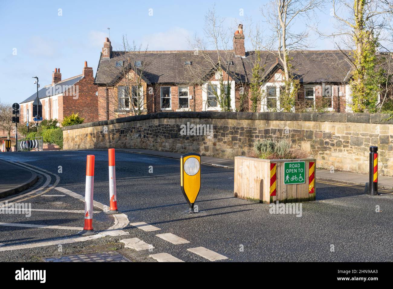 Un ponte chiuso ai veicoli. Low Traffic Neighbourhood o LTN Measures on Stoneyhurst Road, South Gosforth, Newcastle upon Tyne, Regno Unito Foto Stock