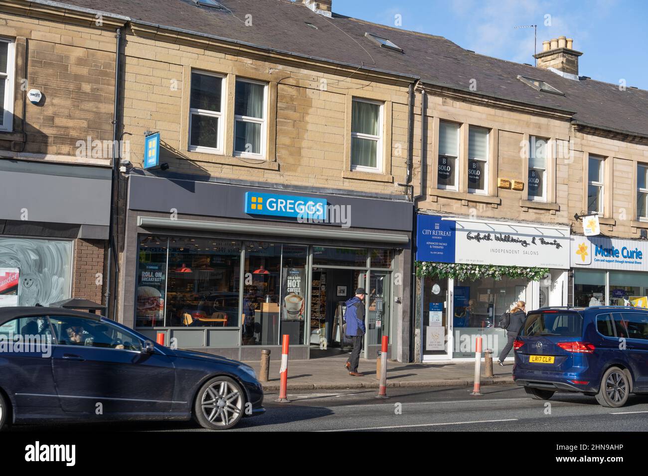 Greggs, in High Street, Gosforth, Newcastle upon Tyne, Regno Unito. Il primo negozio del gigante della catena di panetteria è stato aperto su questa strada nel 1951. Foto Stock