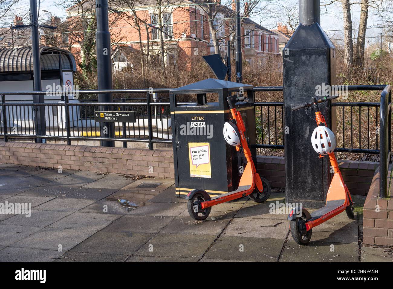 Neutroni e-scooter a noleggio alla stazione Ilford Road a Newcastle upon Tyne, Regno Unito, sul sistema Tyne and Wear Metro. Foto Stock