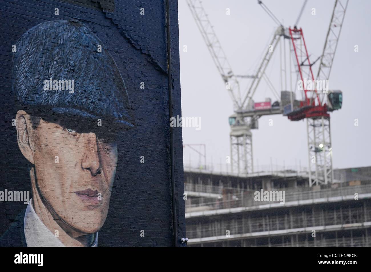 Un murale dell'artista Akse P19, dell'attore Cillian Murphy, in qualità di boss del crimine dei colossali Tommy Shelby, nella storica area di Deritend di Birmingham, davanti alla sesta e ultima serie della serie di hit BBC One Crime. Data immagine: Martedì 15 febbraio 2022. Foto Stock