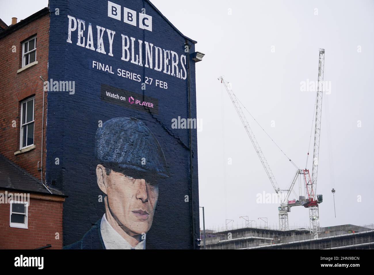 Un murale dell'artista Akse P19, dell'attore Cillian Murphy, in qualità di boss del crimine dei colossali Tommy Shelby, nella storica area di Deritend di Birmingham, davanti alla sesta e ultima serie della serie di hit BBC One Crime. Data immagine: Martedì 15 febbraio 2022. Foto Stock