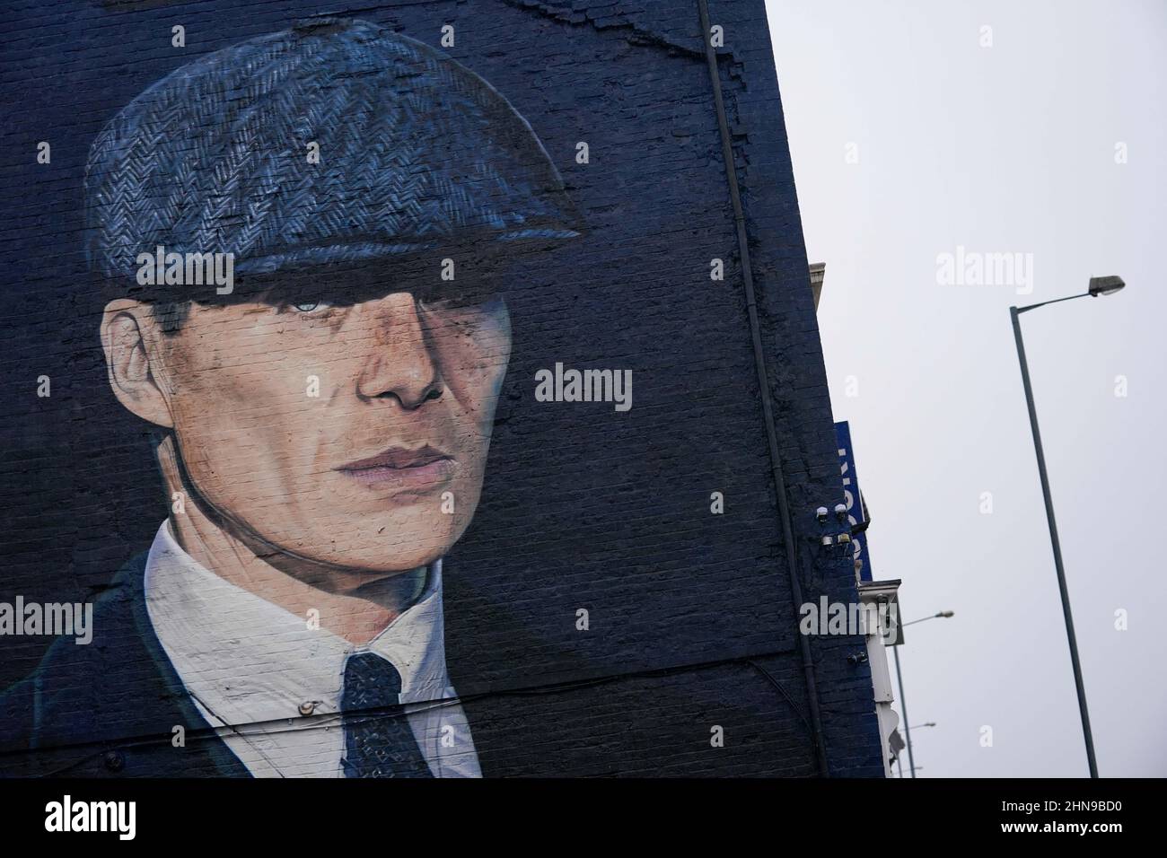 Un murale dell'artista Akse P19, dell'attore Cillian Murphy, in qualità di boss del crimine dei colossali Tommy Shelby, nella storica area di Deritend di Birmingham, davanti alla sesta e ultima serie della serie di hit BBC One Crime. Data immagine: Martedì 15 febbraio 2022. Foto Stock