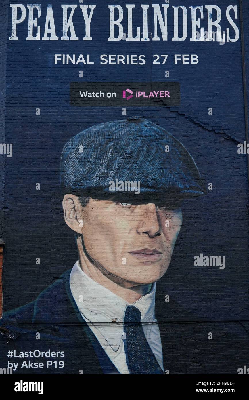 Un murale dell'artista Akse P19, dell'attore Cillian Murphy, in qualità di boss del crimine dei colossali Tommy Shelby, nella storica area di Deritend di Birmingham, davanti alla sesta e ultima serie della serie di hit BBC One Crime. Data immagine: Martedì 15 febbraio 2022. Foto Stock