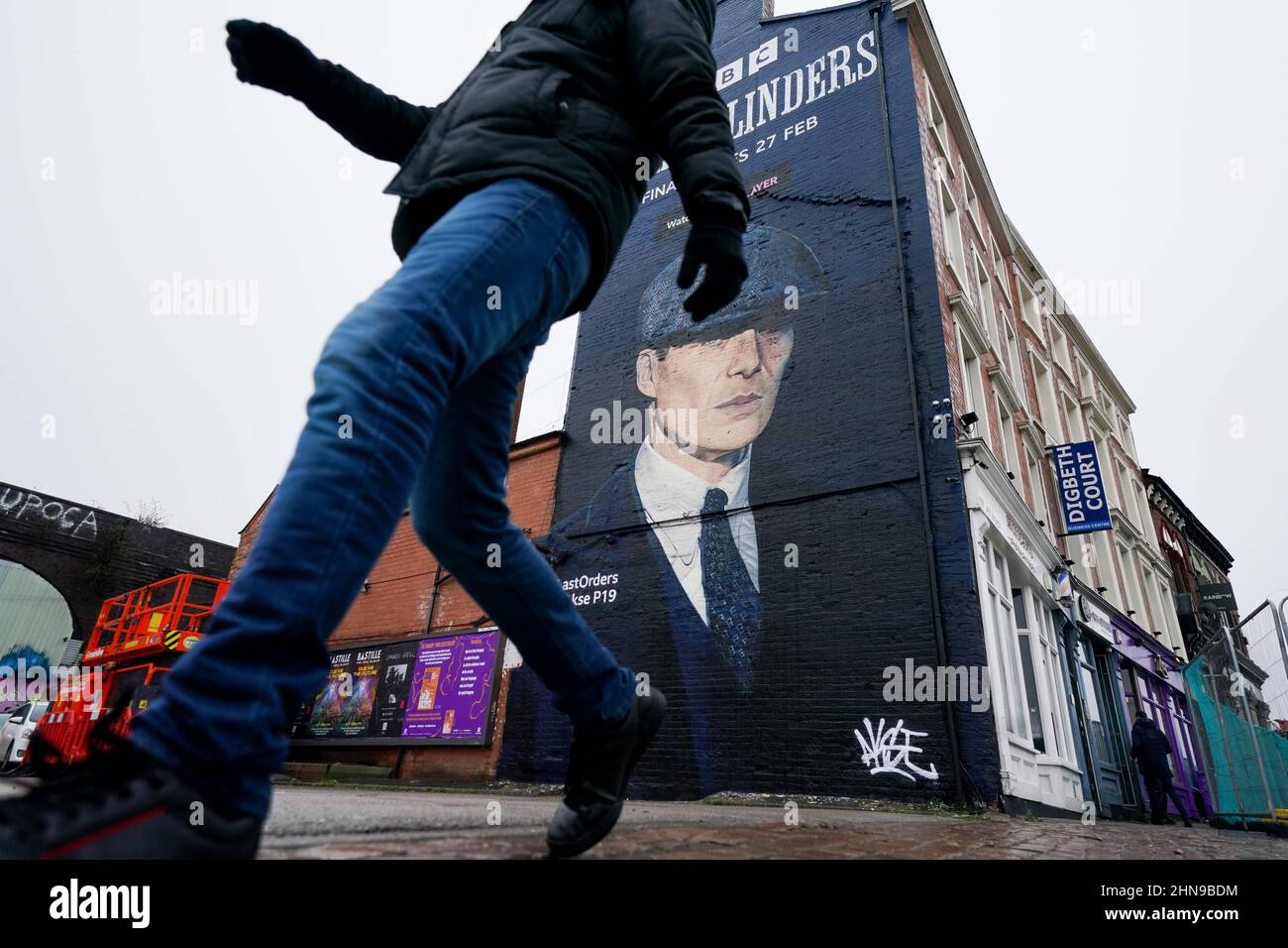 Un murale dell'artista Akse P19, dell'attore Cillian Murphy, in qualità di boss del crimine dei colossali Tommy Shelby, nella storica area di Deritend di Birmingham, davanti alla sesta e ultima serie della serie di hit BBC One Crime. Data immagine: Martedì 15 febbraio 2022. Foto Stock