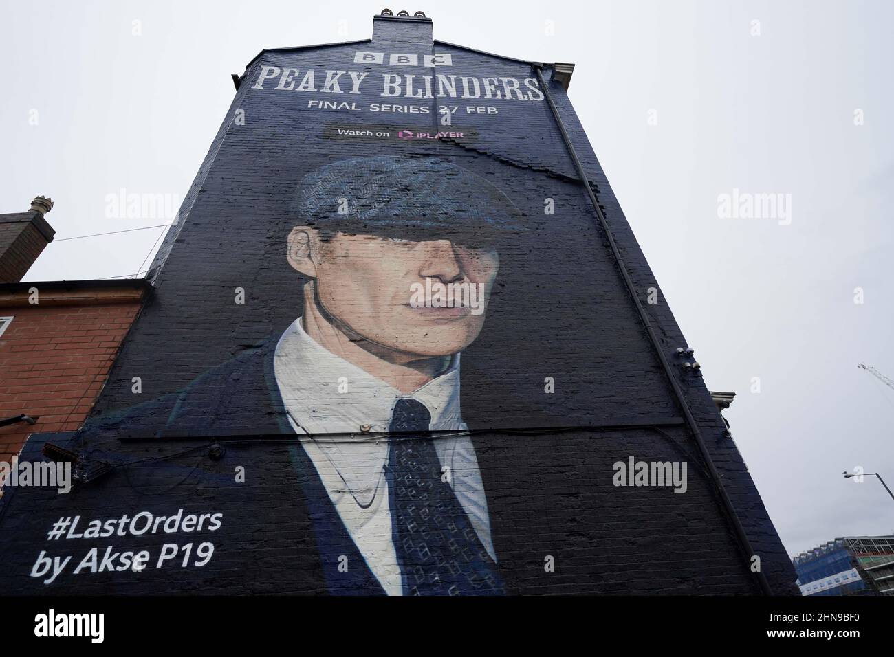 Un murale dell'artista Akse P19, dell'attore Cillian Murphy, in qualità di boss del crimine dei colossali Tommy Shelby, nella storica area di Deritend di Birmingham, davanti alla sesta e ultima serie della serie di hit BBC One Crime. Data immagine: Martedì 15 febbraio 2022. Foto Stock