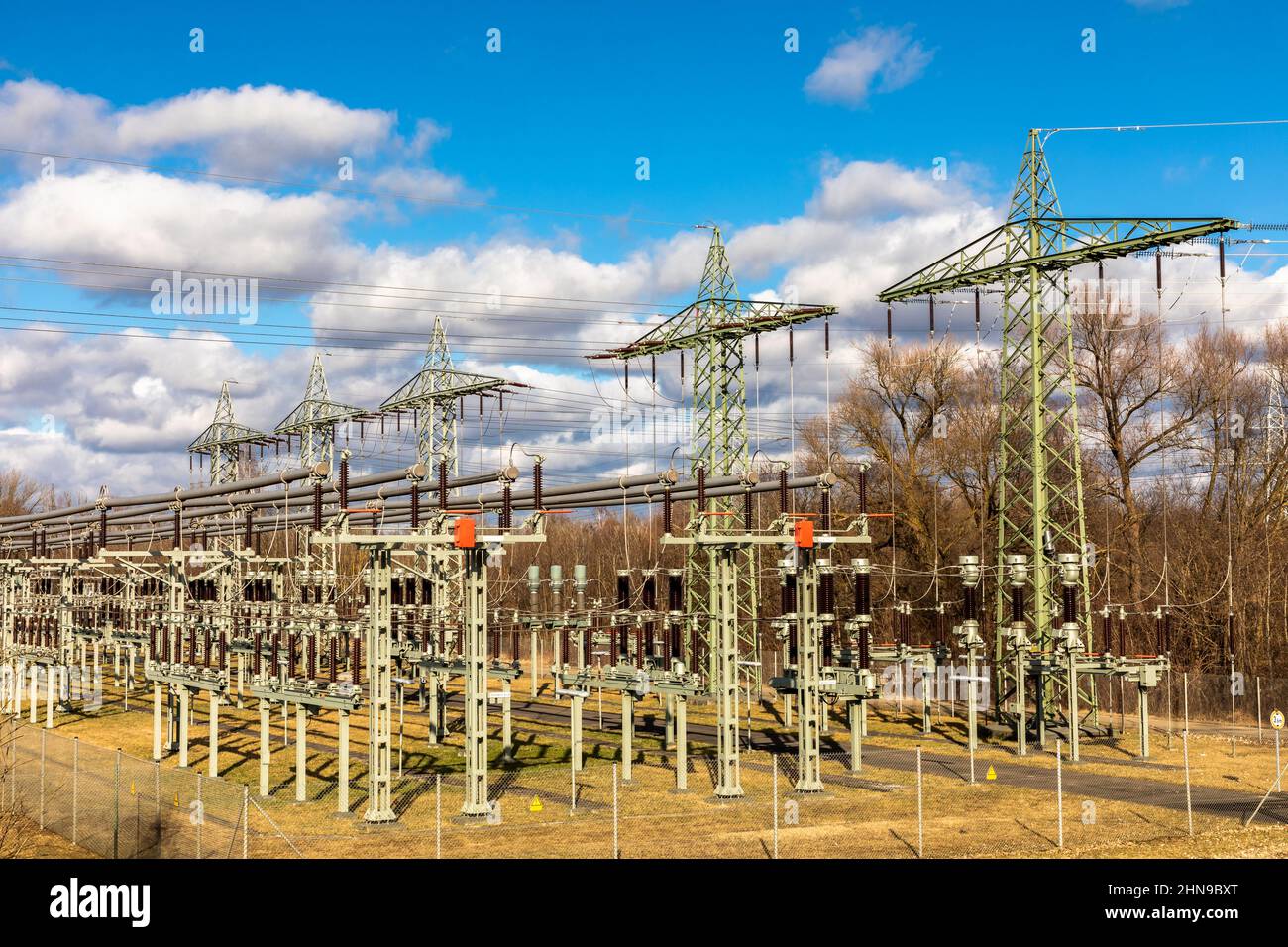 Sottostazione elettrica nei pressi di una centrale idroelettrica sul fiume Lech, Baviera, Germania Foto Stock