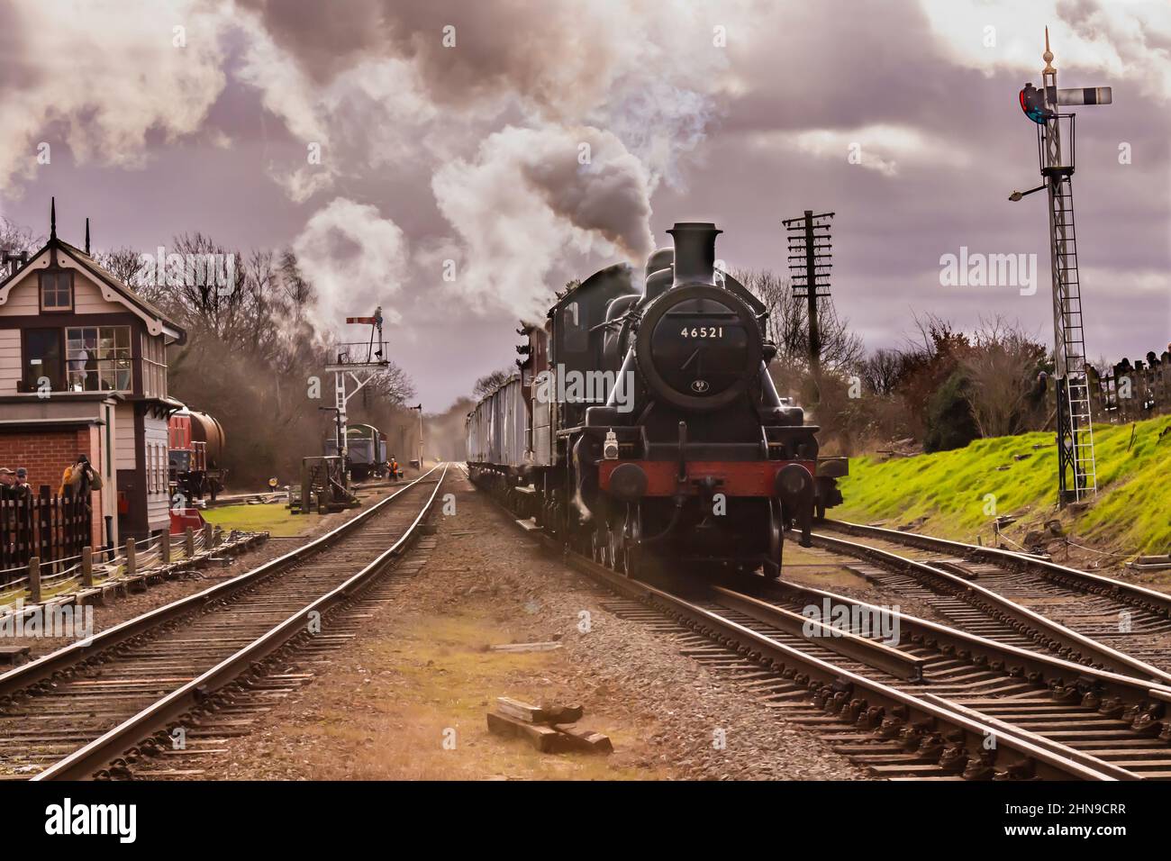 LMS Classe 2 2-6-0 No.46521 direzione nord alla stazione di Quorn sulla Great Central Railway Foto Stock