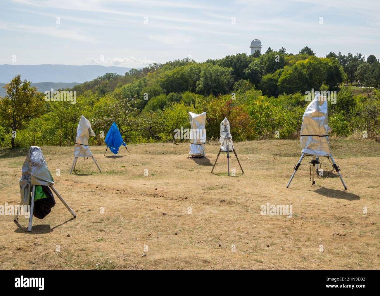 Nauchnyy, Russia - 18 settembre 2020: Telescopi rivestiti in una radura. Settlement Scientific, Crimea Foto Stock