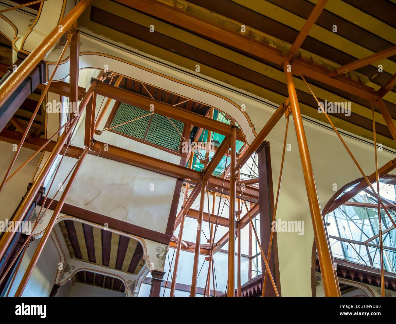 Bahchisaraj, Russia - 18 settembre 2020: Strutture metalliche di sostegno all'interno del Palazzo di Khan, Bakhchisarai, Crimea, Foto Stock
