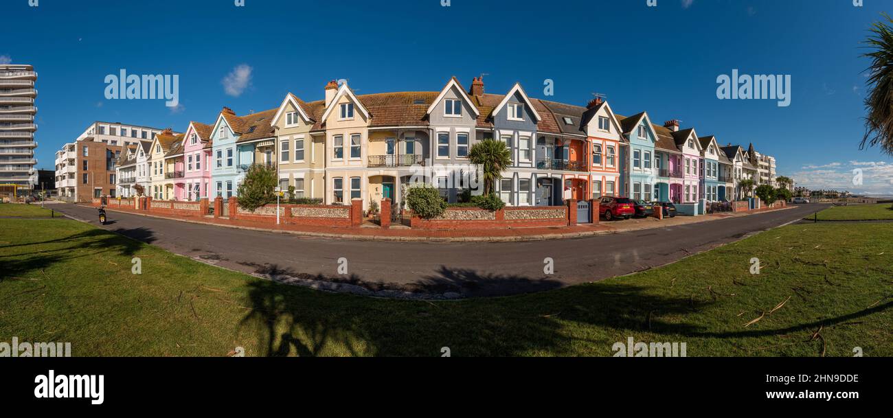 Colorate case a schiera in stile edoardiano sul lungomare di Worthing, West Sussex, Regno Unito Foto Stock