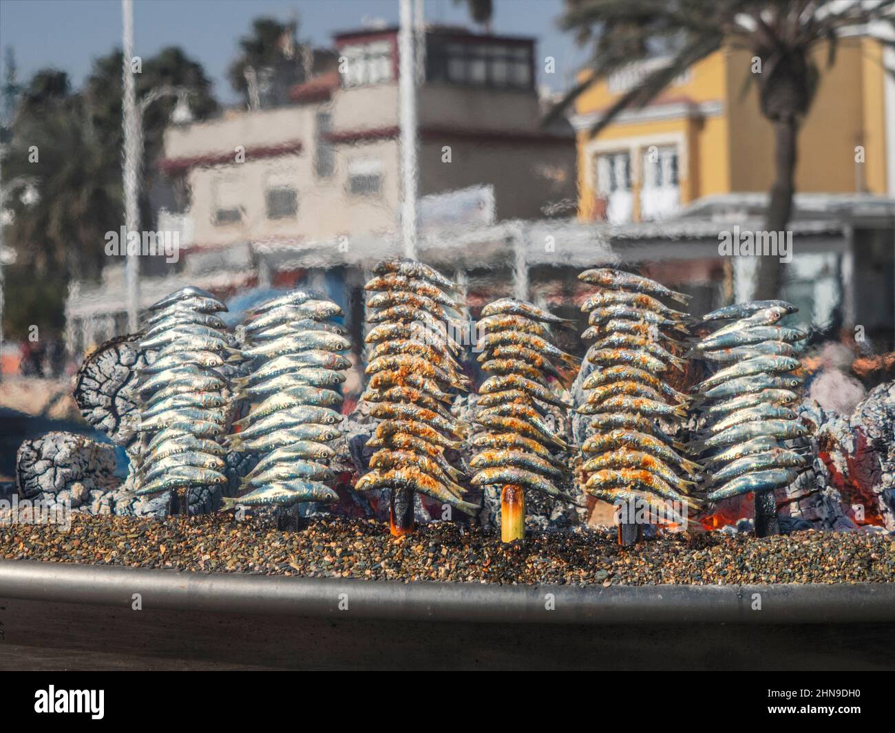 Sardine su una barca con sabbia sulla spiaggia di Málaga Foto Stock