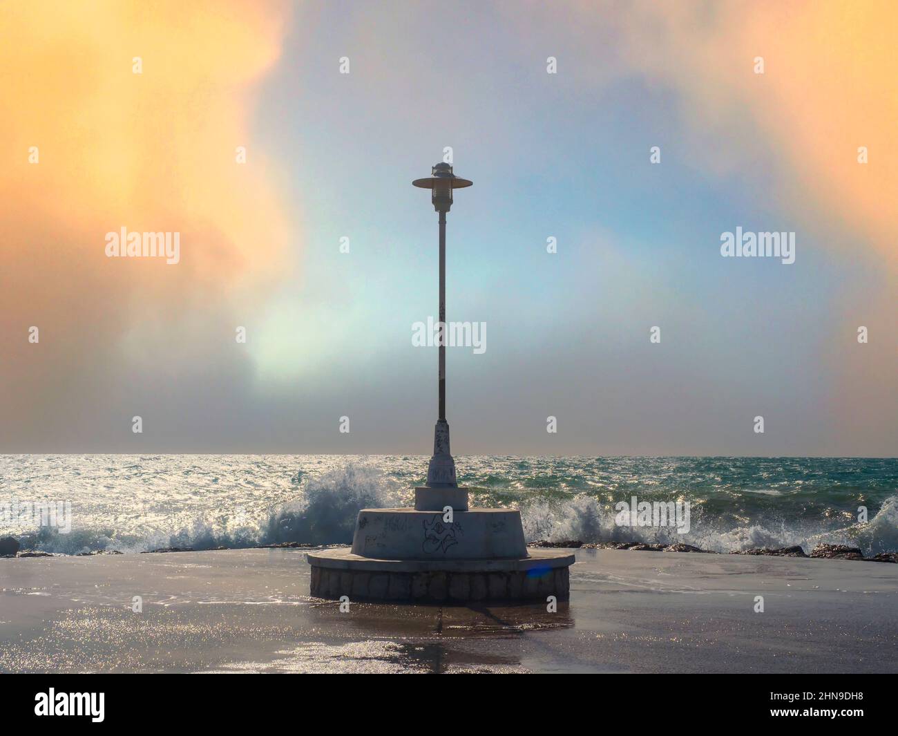 Lampo sulla punta di un frangiflutti che si affaccia sul mare Foto Stock