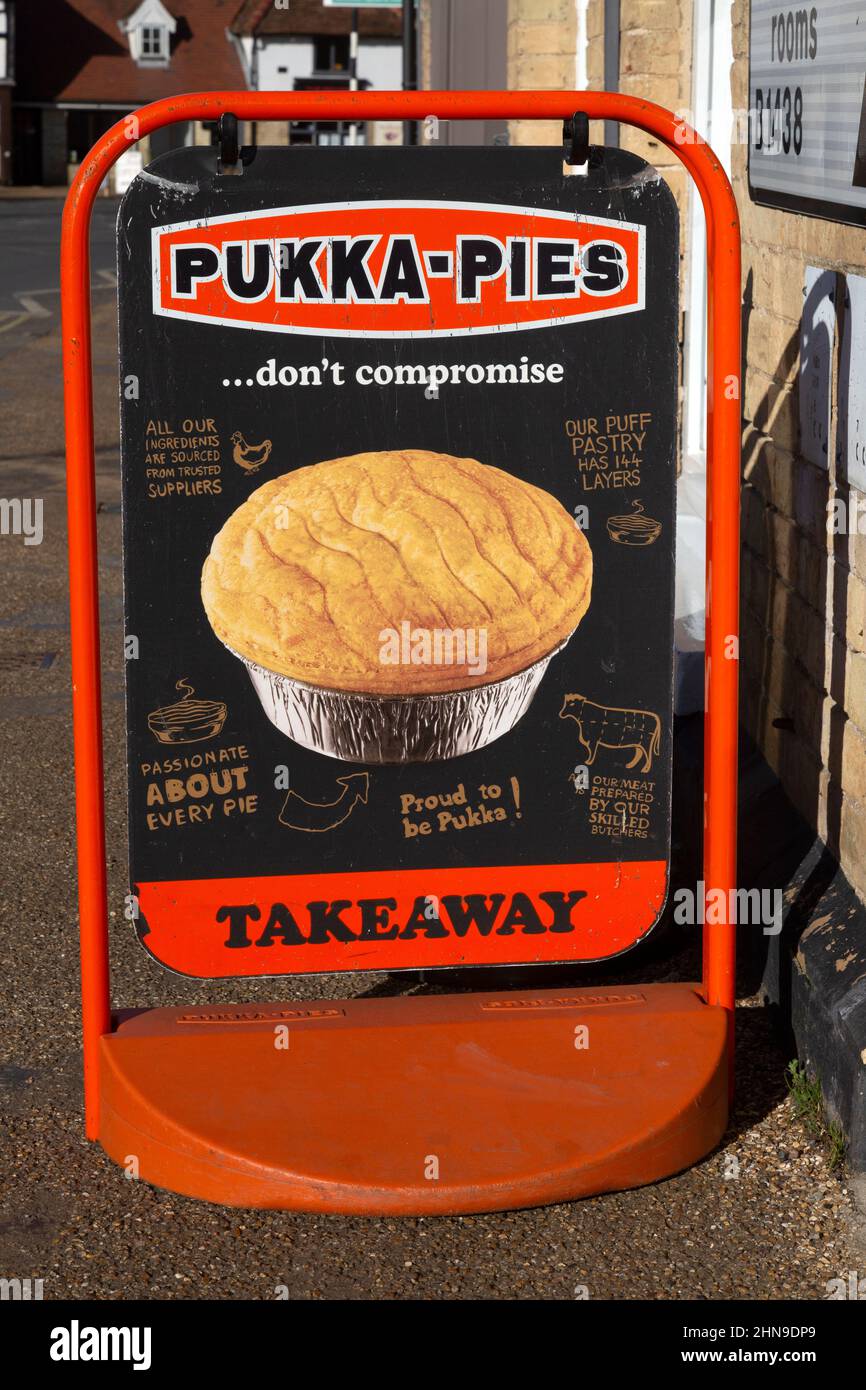 Pukka-Pies Takeaway segno fuori chip shop, Wickham Market, Suffolk, Inghilterra, Regno Unito Foto Stock