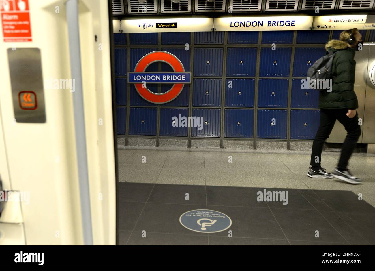 Londra, Inghilterra, Regno Unito. Metropolitana di Londra: Piattaforma della stazione di London Bridge Foto Stock