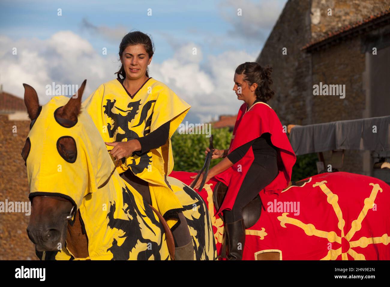 Bazoges-en-Pareds, Francia - Luglio 29 2017: Coppia di cavalieri femmine sui loro cavalli durante l'annuale festival Nocturnes Medievale. Foto Stock